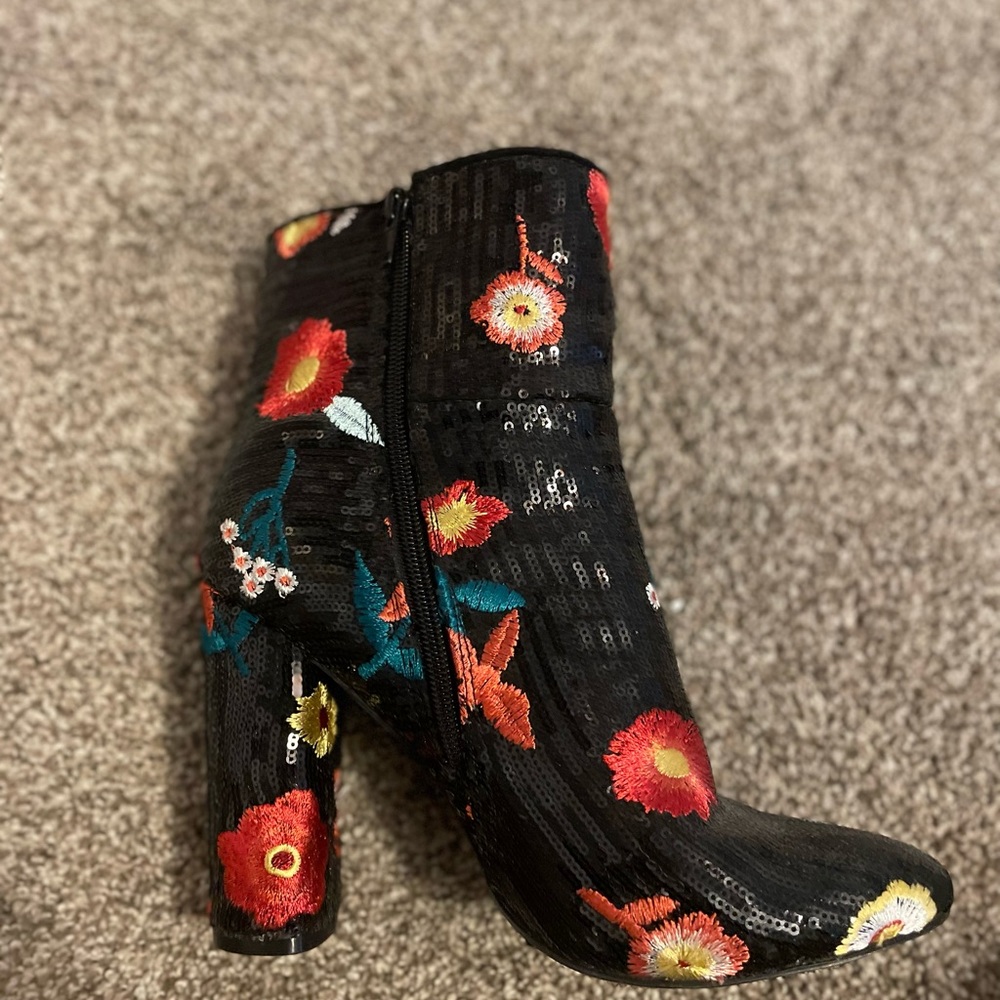 GORGEOUS floral black sequin bootie!
